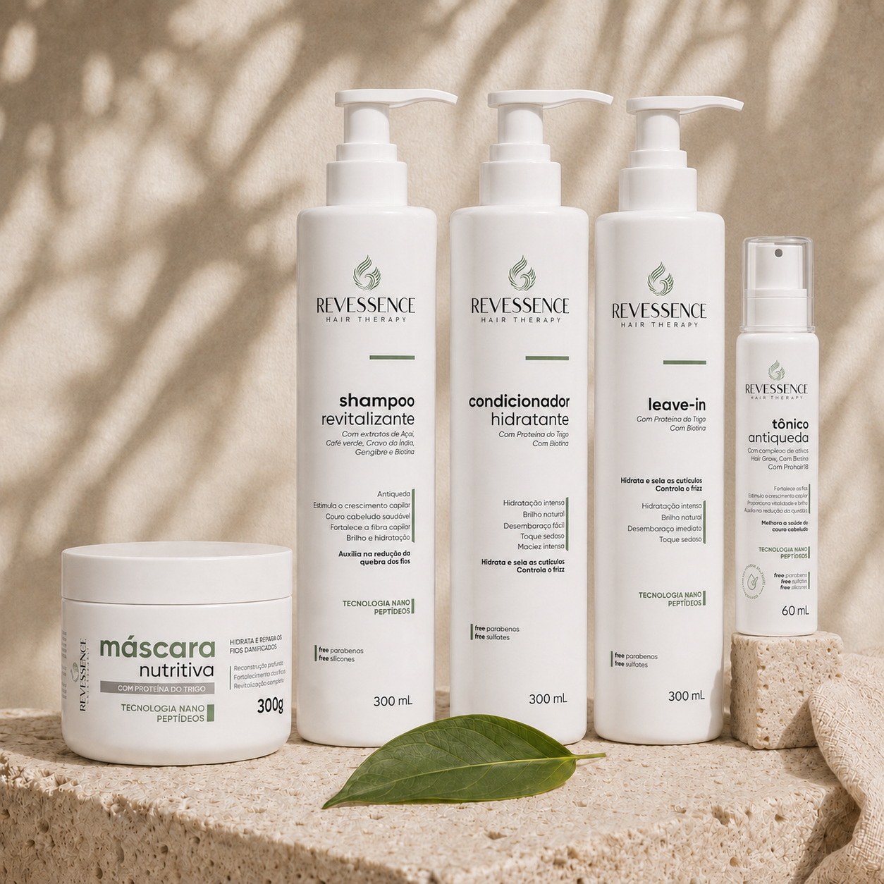 Shampoo revitalizante Revessence com a linha completa.